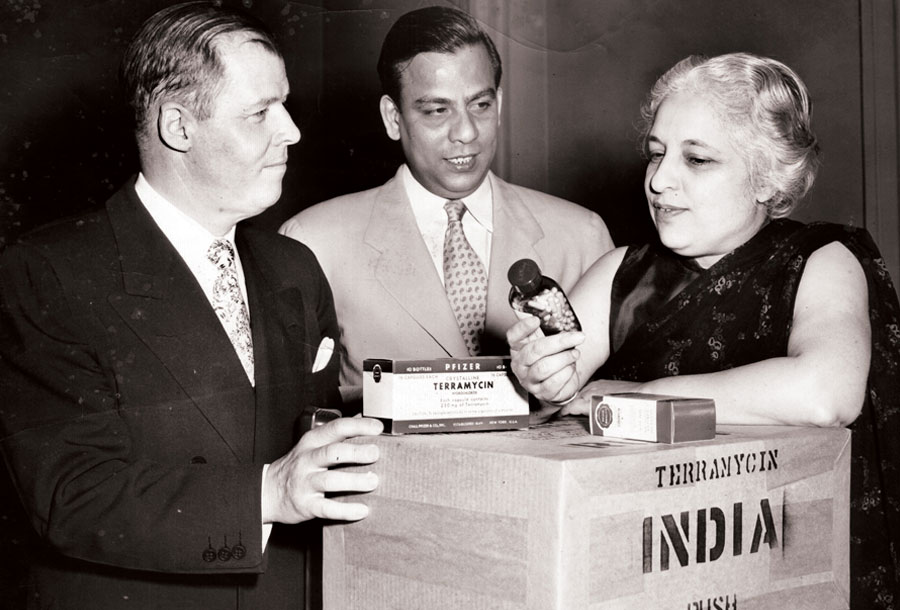 Vijaya Lakshmi Pandit, an Indian diplomat and politician with the first consignment of Pfizer Terramycin.
